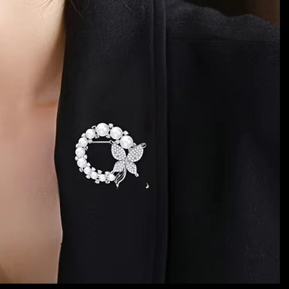 Pearl Rhinestone Butterfly Brooch Pin - Picture 3 of 7